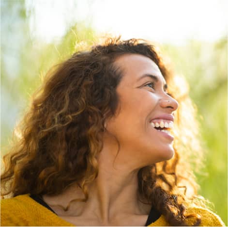 img - close-portrait-pretty-young-woman-looking-away-smiling